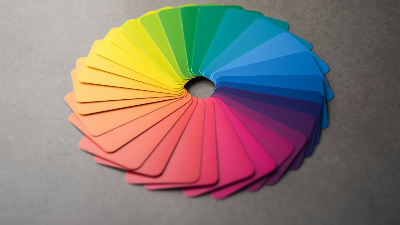 Fächer aus Farbmustern in allen Farben des Spektrums