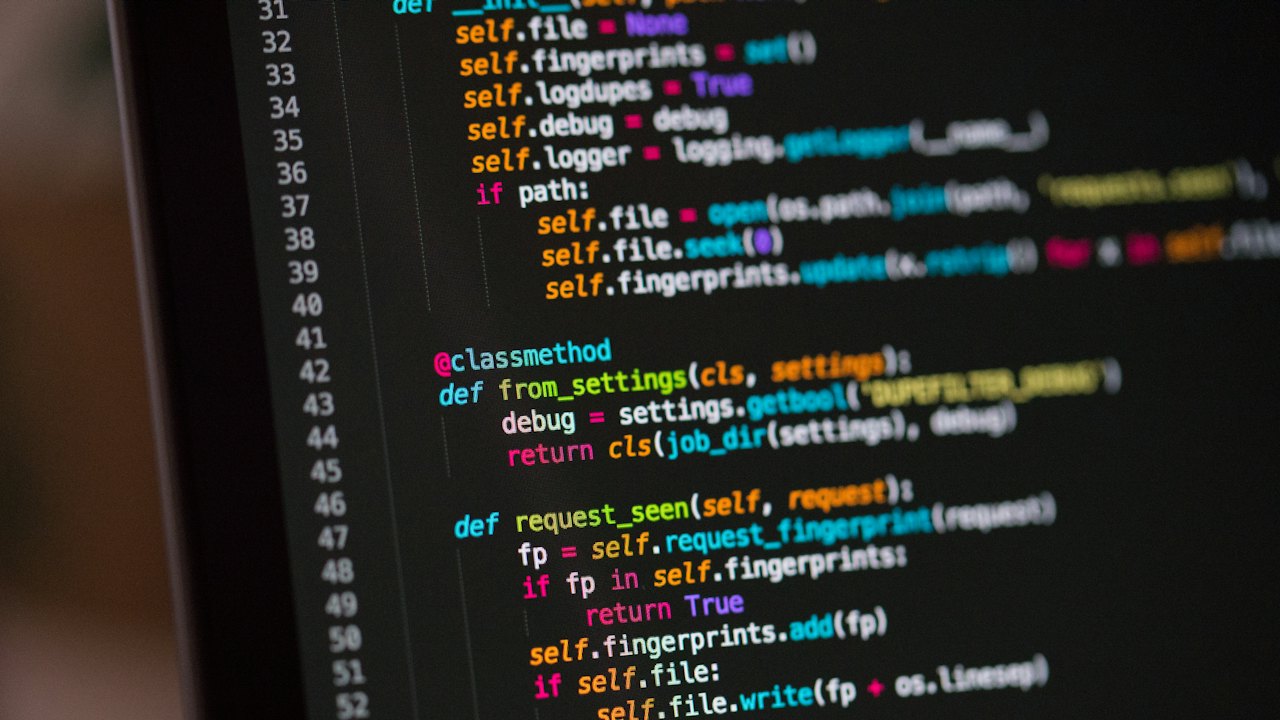 Programmcode auf einem dunklen Bildschirm
