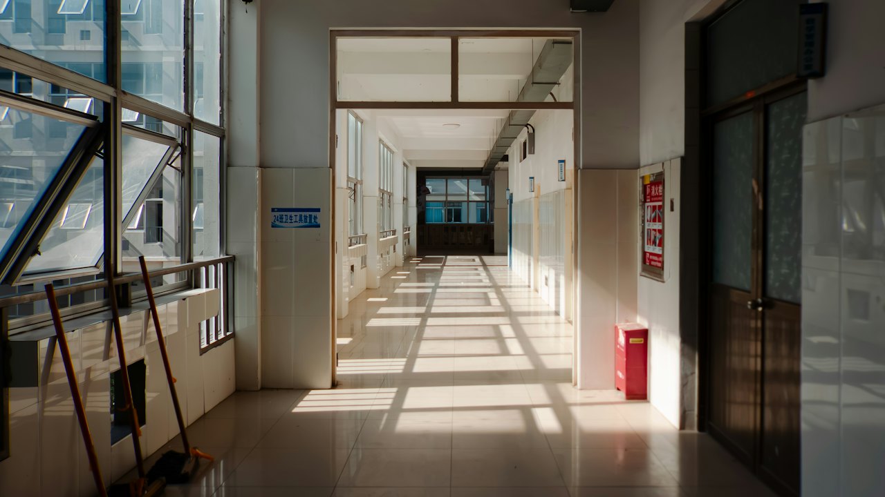 Langer, heller Flur mit Sonnenlicht und Schatten