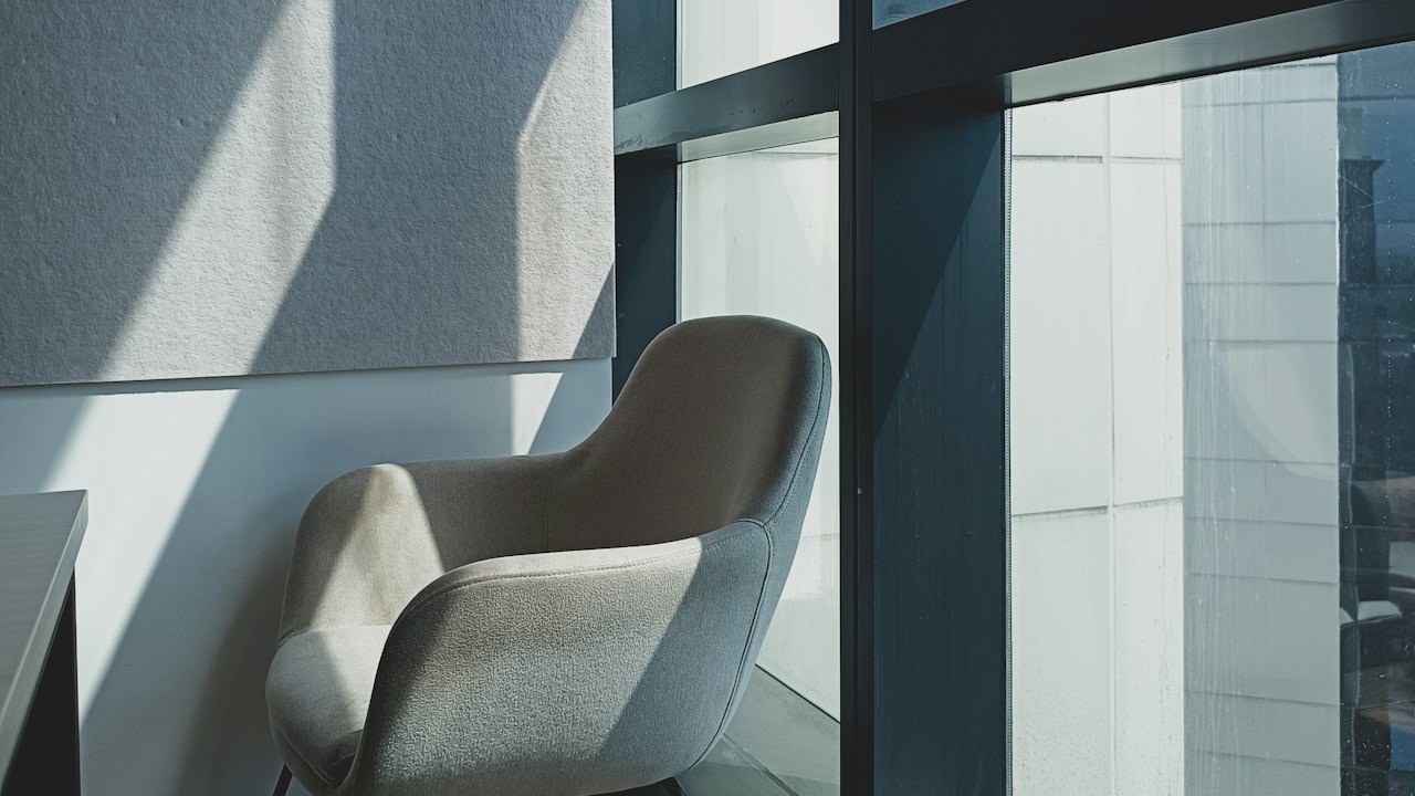 Leerer Sessel in einem hellen Raum am Fenster