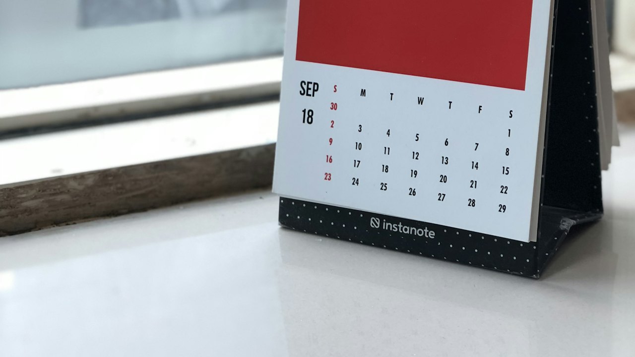 Tischkalender am Fenster, aufgeschlagen im September